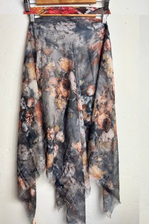 Легка батистова хустка-павутинка сіра з вінтажним квітковим орнаментом 135×135 см