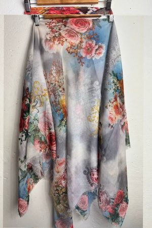 Легка батистова хустка-павутинка світло-сіра з романтичним квітковим орнаментом 135×135 см