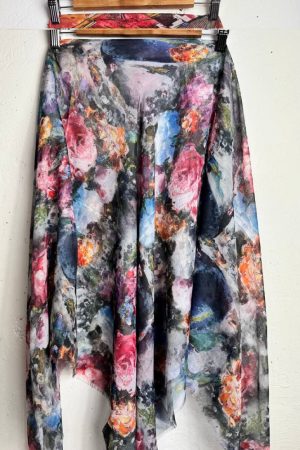 Легка батистова хустка-павутинка темна з акварельним квітковим орнаментом 135×135 см