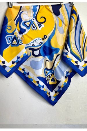 Українська патріотична хустка синьо-жовта з абстрактним орнаментом 70×70 см