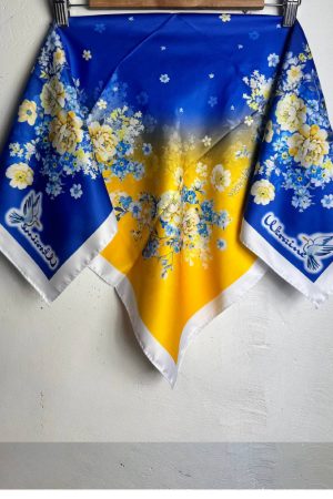 Українська патріотична хустка синьо-жовта з ніжним квітковим орнаментом 70×70 см