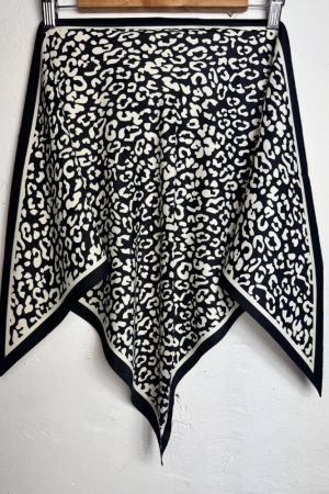 Бандана молочная с тёмно-синим анималистическим орнаментом