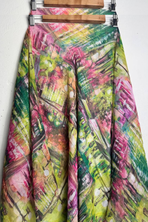 Легка батистова хустка-павутинка з яскравим абстрактним орнаментом 135×135 см