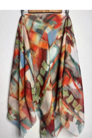 Легка батистова хустка-павутинка світла з теплим абстрактним орнаментом 135×135 см