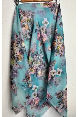 Легка батистова хустка-павутинка бірюзова з ніжним квітковим орнаментом 135×135 см