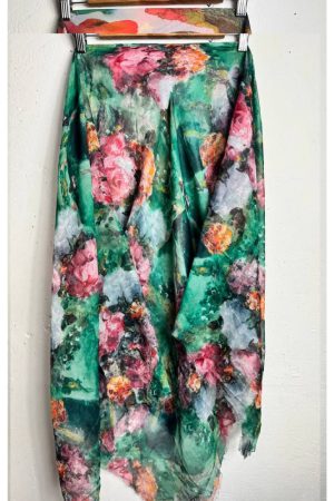 Легка батистова хустка-павутинка зелена з акварельним квітковим орнаментом 135×135 см