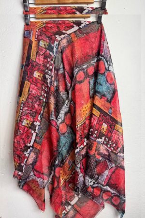 Легка батистова хустка-павутинка червона з виразним абстрактним орнаментом 135×135 см