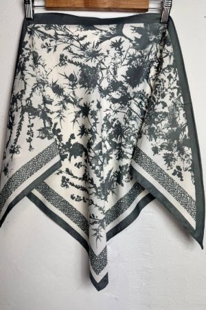 Бандана молочная с серо-зелёным растительным орнаментом