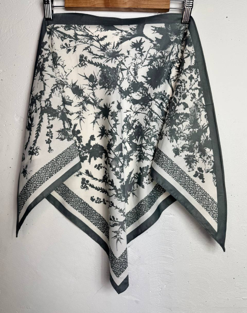 Бандана молочная с серо-зелёным растительным орнаментом Бандана молочная с серо-зелёным растительным орнаментом