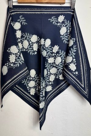 Бандана тёмно-синяя с нежным цветочным орнаментом