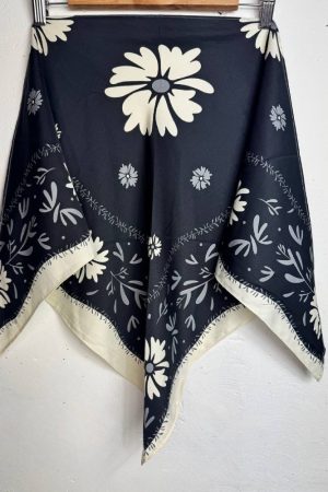 Бандана тёмно-синяя с крупными цветами и растительным орнаментом