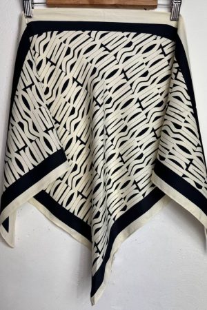 Бандана молочная с тёмно-синим абстрактным орнаментом