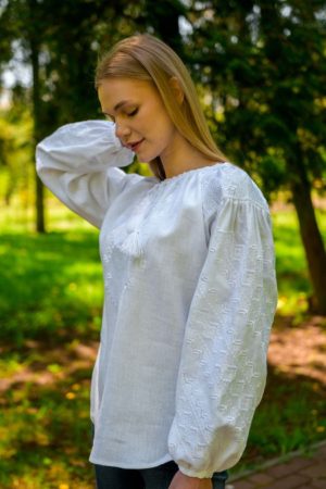 Белая льняная вышиванка свободного кроя