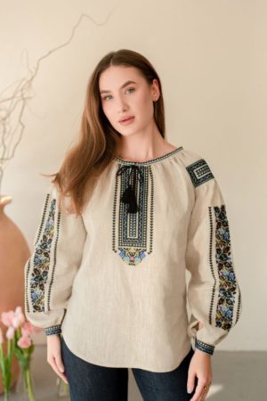 Жіноча лляна вишиванка в бохо-стилі з квітковою вишивкою