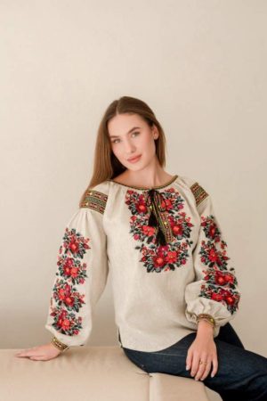 Жіноча лляна вишиванка з червоно-чорною квітковою вишивкою