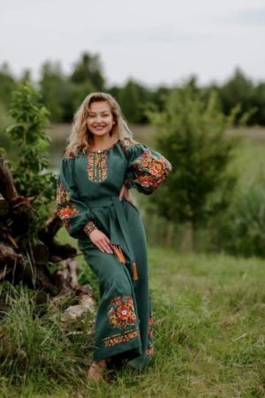 Длинное зелёное льняное платье-вышиванка с петриковской вышивкой