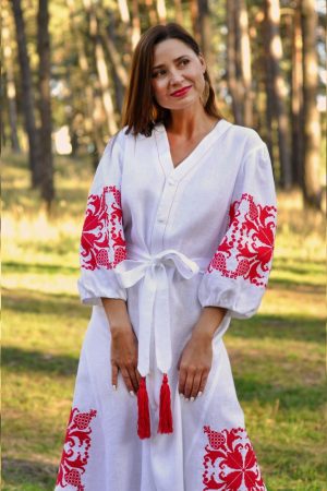 Жіноча біла лляна сукня-халат з червоною вишивкою