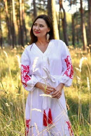 Жіноча біла лляна сукня-халат з червоною вишивкою
