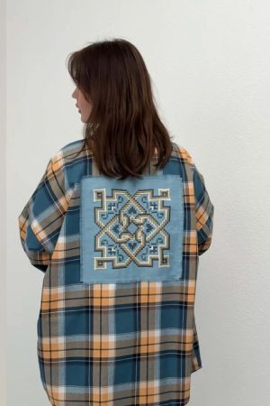 Жіноча бавовняна сорочка у синьо-помаранчеву клітинку з нашивкою «Ромб»