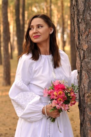 Весільна біла сукня-вишиванка з натуральної бавовни з мереживною вишивкою