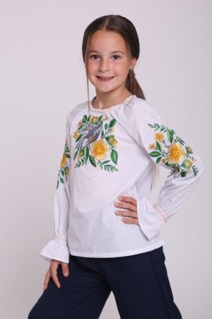 Дитяча вишиванка для дівчинки з пташкою та квітковою вишивкою