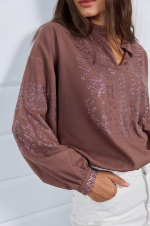 Женская вышиванка со стразами цвета мокко из льна и вискозы | Современная праздничная блуза