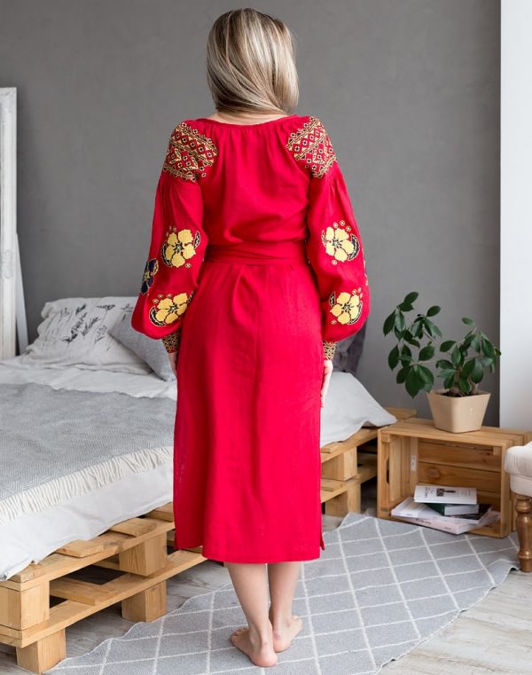 Платье с вышивкой "Барвинок"из льна, модель Д-88-2, красного цвета