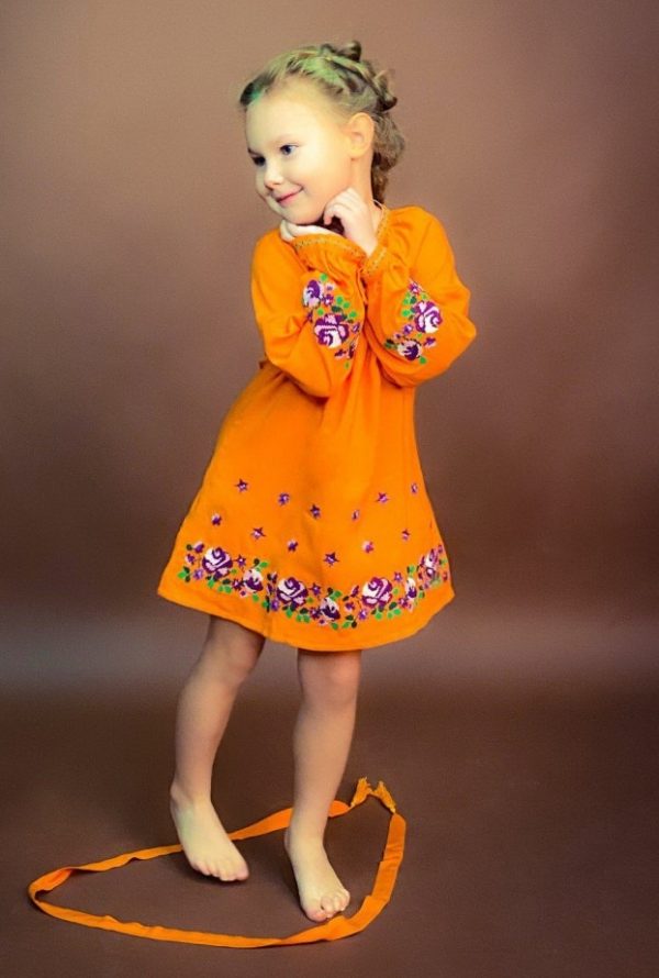 Платье для девочки "Розочки" из льна, рост  098-116, оранжевого цвета